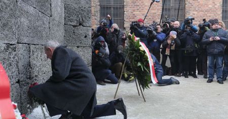72. rocznica wyzwolenia Auschwitz. Byli więźniowie złożyli kwiaty pod Ścianą Straceń