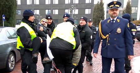 Dziennikarz wyprowadzony z terenu Sejmu; "Strażnik zerwał mi przepustkę"