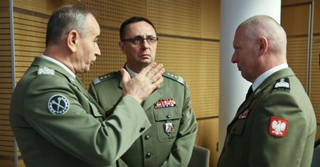 Miotła kadrowa Antoniego Macierewicza zaszkodzi naszym relacjom z NATO. A to nie koniec ruchów tektonicznych w polskich siłach zbrojnych