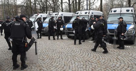 Policjanci z gazem pod Sejmem. Mucha: łzawiącym? Ziemkiewicz: rozweselającym