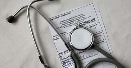 Absurdalna sytuacja w NFZ. Zmarli lekarze masowo wystawiają recepty