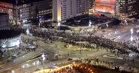 Manifestacje KOD w 35. rocznicę stanu wojennego w całym kraju. Organizatorzy: było nas 30 tys. Policja: 5 tys. na marszu KOD, 2 tys. - na marszu PiS