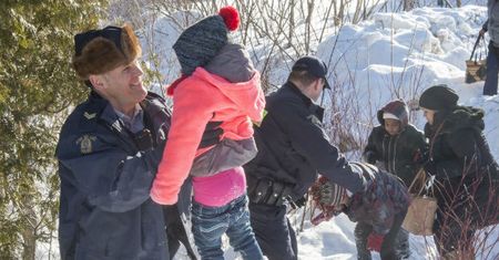 Setki ludzi ucieka przed Trumpem. Dramatyczna sytuacja na granicy z Kanadą