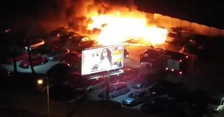 W nocy w Poznaniu spłonęło sześć samochodów, cztery kolejne zostały uszkodzone