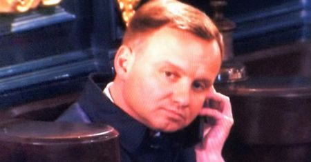 Wpadka Dudy: rozmawiał przez telefon w kościele