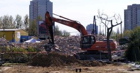 Rozbierają budynek przy rondzie Rataje w Poznaniu - ul. Jana Pawła II będzie szersza