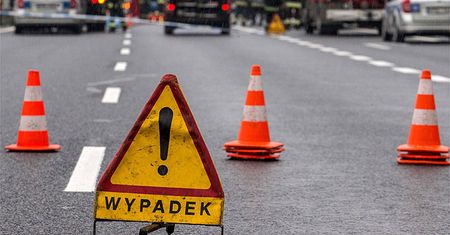 Samochód wpadł pod pociąg. Trwa akcja ratunkowa
