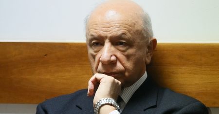 Profesor Chazan jest tematem zastępczym