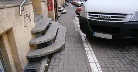 Chodniki na poznańskim Starym Mieście niczym tor przeszkód