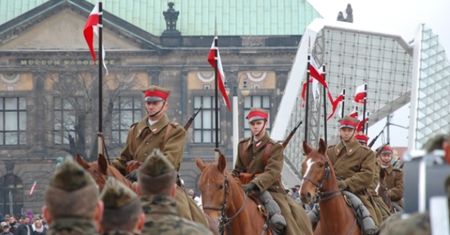 Święto Niepodległości w Poznaniu z kawalerią konną i zmechanizowaną