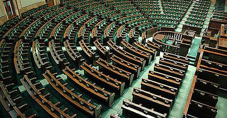 PiS nadal prowadzi w sondażach. Ma poparcie 36 proc. Polaków