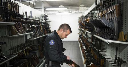 Skąd terroryści z Paryża mieli karabiny Kałasznikowa? Europa ma poważny problem