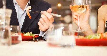 W bikini do restauracji? Nie wszyscy wiedzą, jak należy się zachować