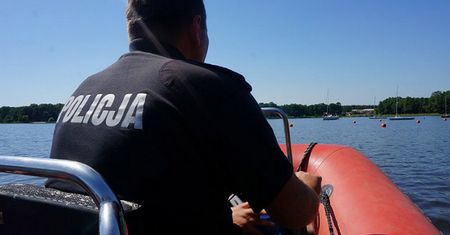 Policja wodna w Rybniku uratowała czteroosobową załogę