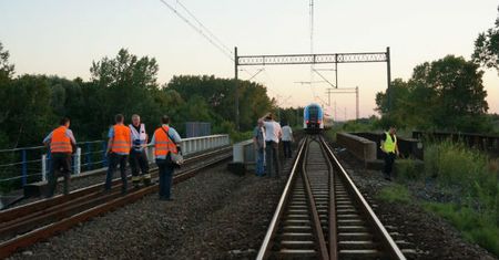 Ruszyło śledztwo ws. wypadku na torach w Zabrzu. Pociąg potrącił dwie dziewczynki i ich ojca