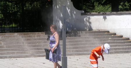 Poznaniaków chłodzą kurtyny wodne i mgławice