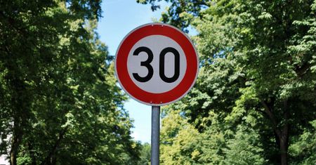 "Strefa 30" w Krakowie. Coraz więcej miast chce wprowadzić ograniczenia prędkości do 30 km/h