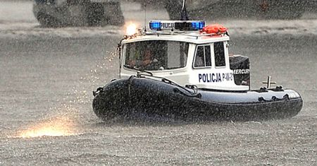O krok od tragedii na Odrze. Policjanci uratowali tonącego mężczyznę