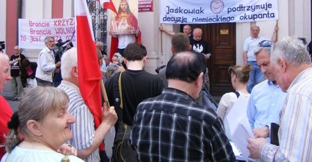 Poznaniacy zgorszeni zachowaniem zwolenników Pomnika Wdzięczności proponują referendum