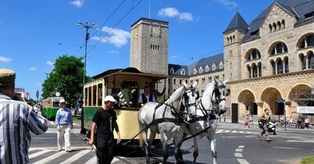 Parada zabytkowych tramwajów i autobusów oraz piknik w zajezdni na 135. urodziny MPK Poznań