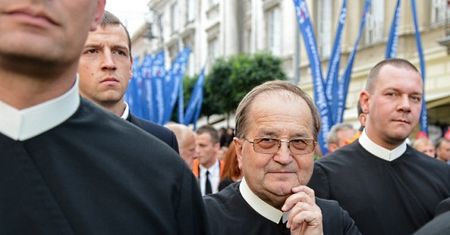 Politycy PiS za darmo pracują dla ojca Tadeusza Rydzyka