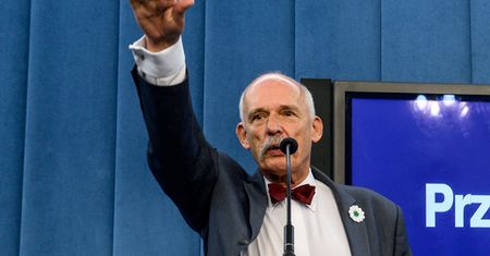 Korwin-Mikke znów "hajluje". O Schetynie mówi: "kretyn"