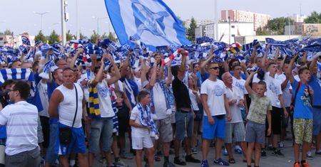 Kibice Lecha chcą kupić 50 tysięcy odblaskowych opasek dla uczniów