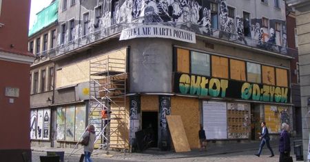 Anarchiści opuścili skłot przy poznańskim Starym Rynku - robotnicy już sprzątają budynek