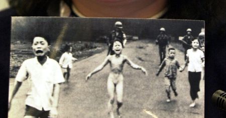 Facebook przestał usuwać zdjęcie poparzonej napalmem dziewczynki