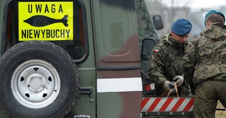 Niewybuch na linii kolejowej Radom-Warszawa. Wstrzymano ruch pociągów