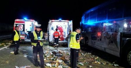 Groźny wypadek pod Piotrkowem Trybunalskim. TIR wjechał w autobus z dziećmi