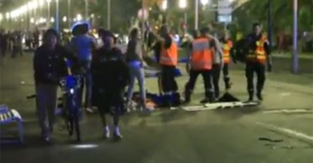 Zamach w Nicei. Amatorskie nagranie skutków ataku terrorystycznego