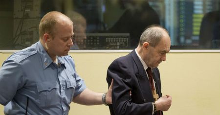 Kolejny Serb oskarżony o zbrodnie wojenne zmarł w Hadze. Kontrowersje wokół haskiego trybunału