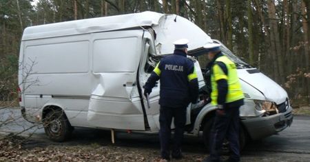 Staranował policyjną blokadę i uciekł do lasu. Policjantom z Leszna udało się go zatrzymać