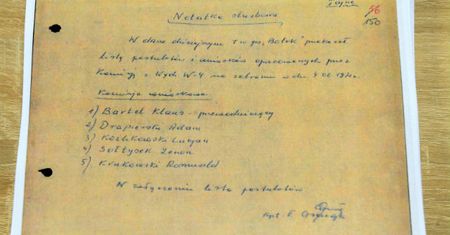 Dokumenty IPN: SB w 1986 r. niszczy donos "Bolka" z 1971 r.