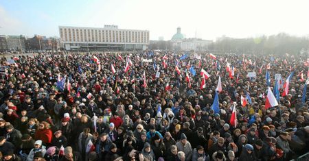 12 manifestacji przed Pałacem Prezydenckim. Apel szefa MSWiA
