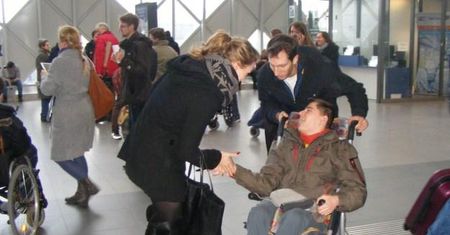 Niepełnosprawni przybijali "piątki" z podróżnymi na poznańskim dworcu
