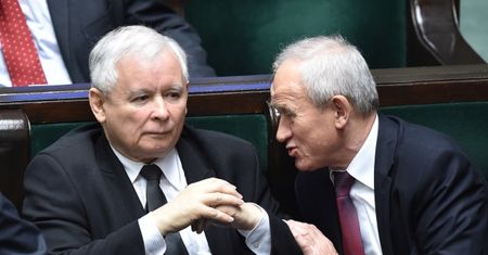 Syn ministra Krzysztofa Tchórzewskiego dyrektorem w PZU. Kilka miesięcy temu zaatakował sąsiadów siekierą