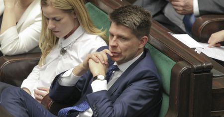 "Super Express" publikuje sms-y Petru i Schmidt. Godzic: To balansowanie na granicy prawa
