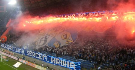 Tajemnicza śmierć kibica na stadionie w Poznaniu. Jest świadek, który twierdzi, że mężczyznę ktoś uderzył