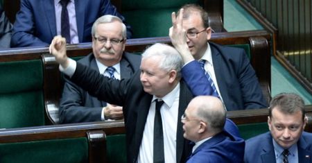 PiS pokazał Unii "gest Kozakiewicza"? Odpowiedź Brukseli może być bolesna