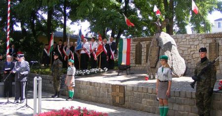 Pod pomnikiem poległych podczas Poznańskiego Czerwca'56 jednak uhonorowano ofiary katastrofy smoleńskiej