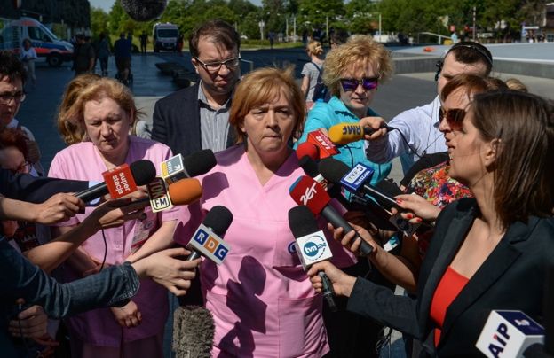 Przedstawicielki strajkujących pielęgniarek: Iwona Koterba (L) i Magdalena Nasiłowska (P) rozmawiają z dziennikarzami przed Centrum Zdrowia Dziecka