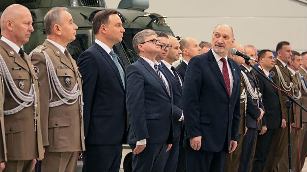 Żołnierska wigilia z udziałem prezydenta Andrzeja Dudy i ministra obrony Antoniego Macierewicza