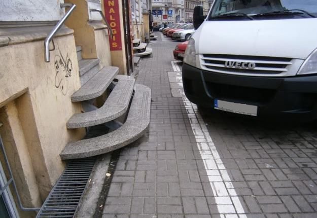 Chodniki na poznańskim Starym Mieście niczym tor przeszkód