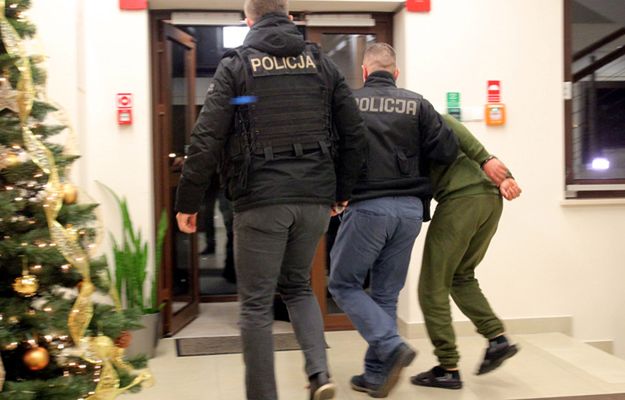 Jeden z podejrzanych wyprowadzany po przesłuchaniu w Prokuraturze Rejonowej w Ełku