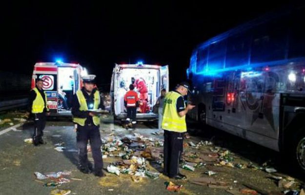 Groźny wypadek pod Piotrkowem Trybunalskim. TIR wjechał w autobus z dziećmi