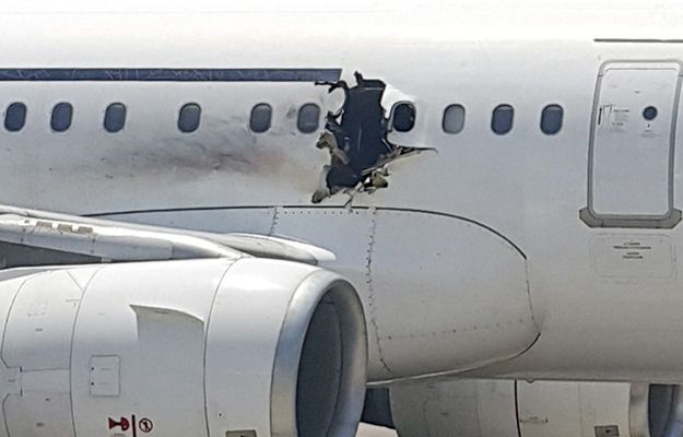 Uszkodzony kadłub samolotu Daallo Airlines.
