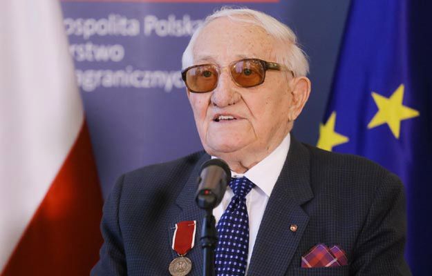 Były więzień Auschwitz i Birkenau Karol Tendera przemawia po otrzymaniu odznaki "Bene Merito"