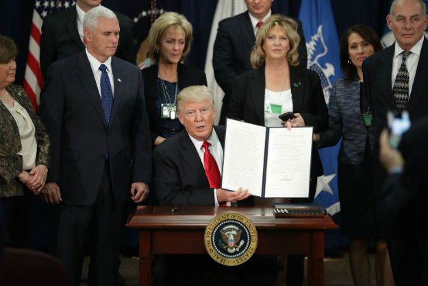 Donald Trump w Białym Domu po podpisaniu jednego z rozporządzeń